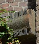 De jaartalsteen zit in een bescheiden hoekje tussen twee muren.
<br/>
Richard Keijzer, 2014-08-12